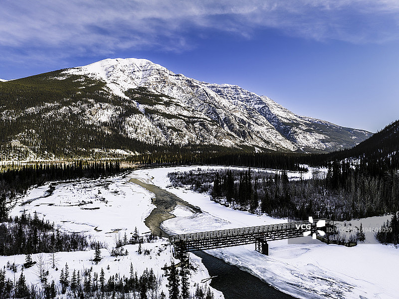 加拿大曼彻湖雪山桥梁风光图片素材