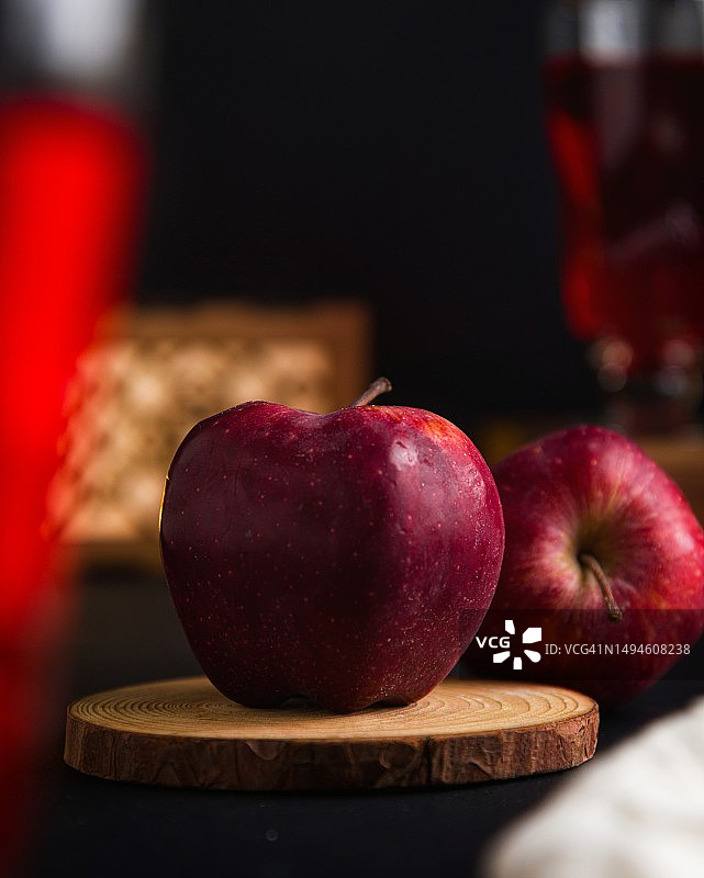桌子上的苹果特写，印度马哈拉施特拉邦那格浦尔图片素材
