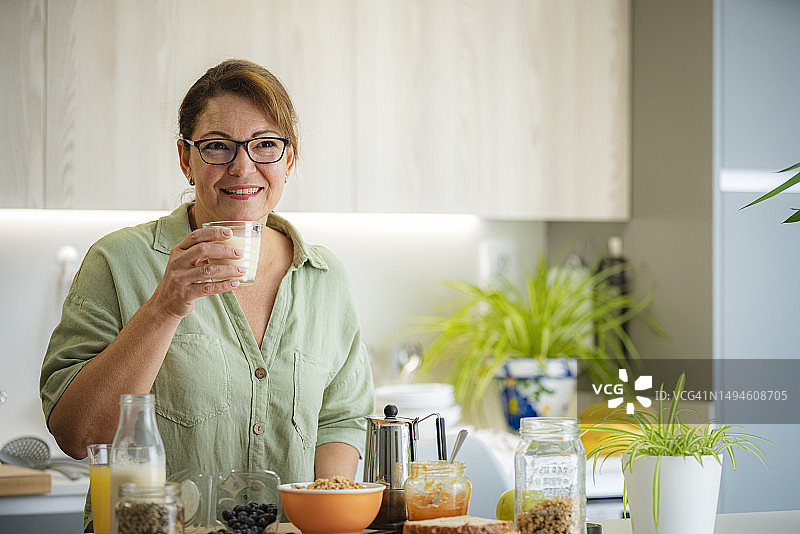 中年妇女享用健康早餐图片素材