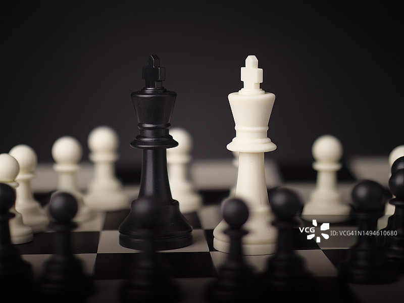 黑色背景下的国际象棋棋子特写，美国田纳西州图拉荷马图片素材