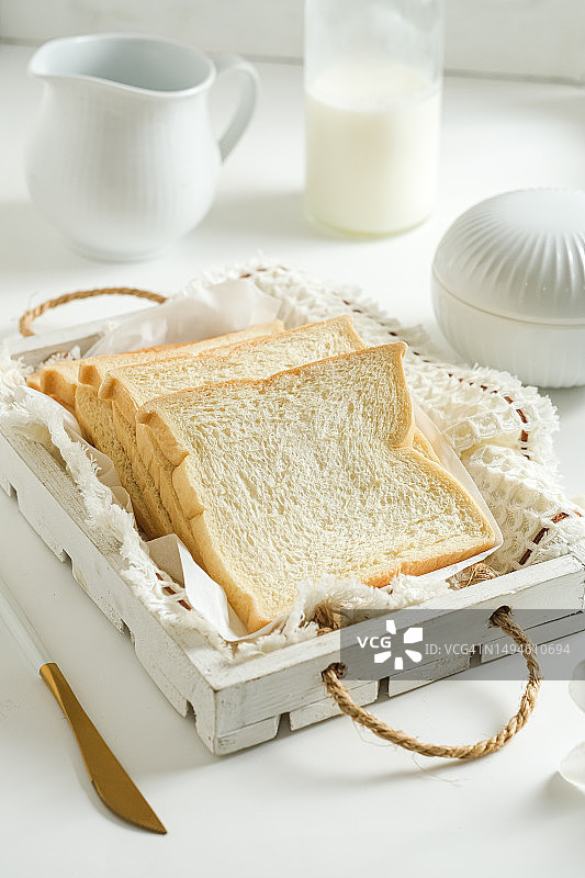 桌子上的面包的高角度视图图片素材