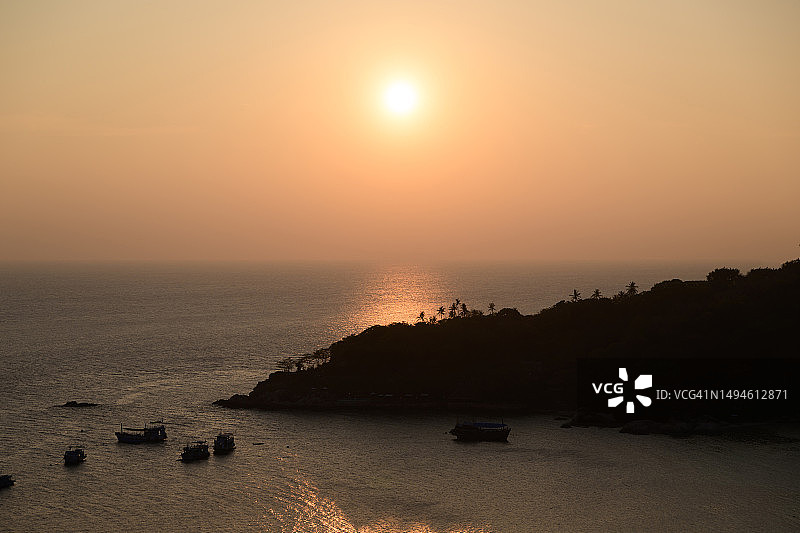 泰国热带海滩美丽的日落全景图片素材