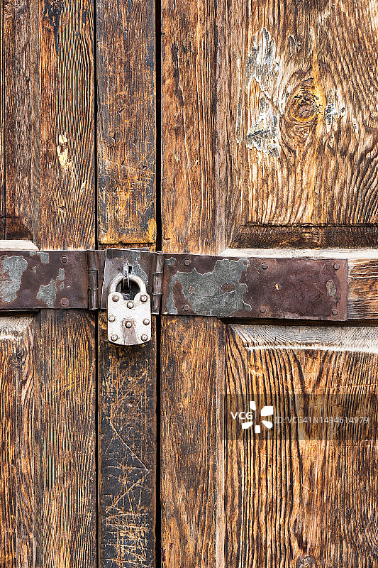 安装在旧木门上的挂锁图片素材