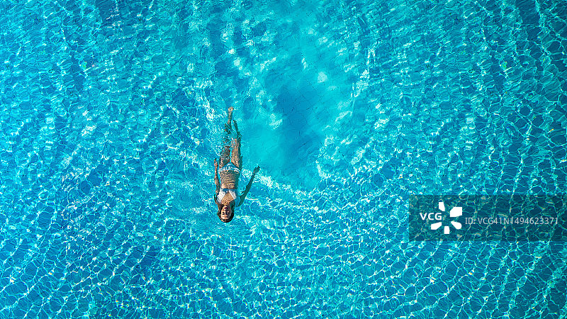 在游泳池里游泳的女人图片素材