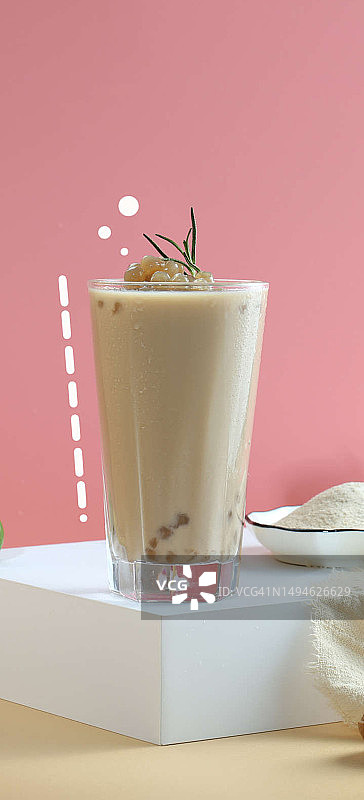 桌子上杯子里的饮料特写图片素材