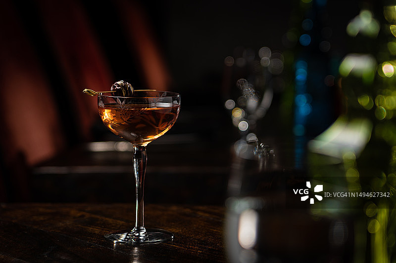 曼哈顿鸡尾酒与巧克力樱桃装饰图片素材