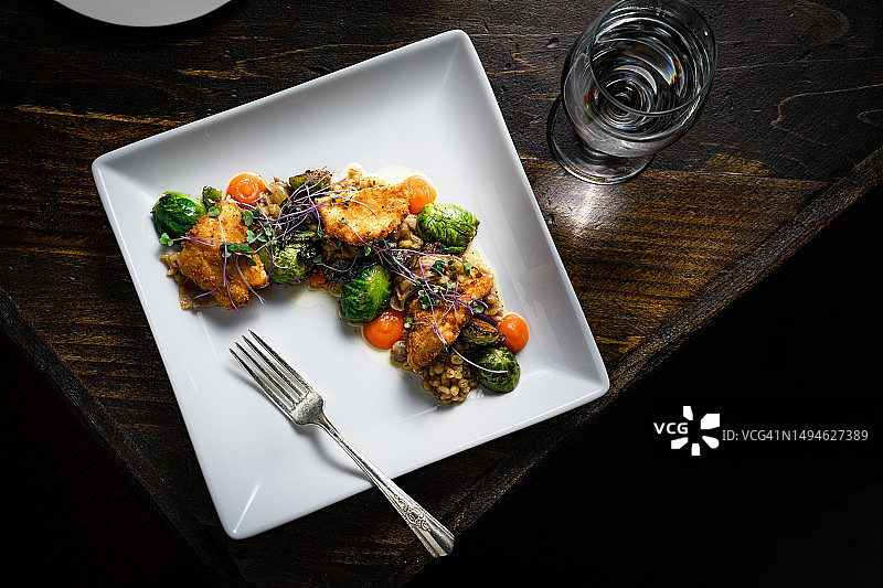 木桌上的彩色美食图片素材