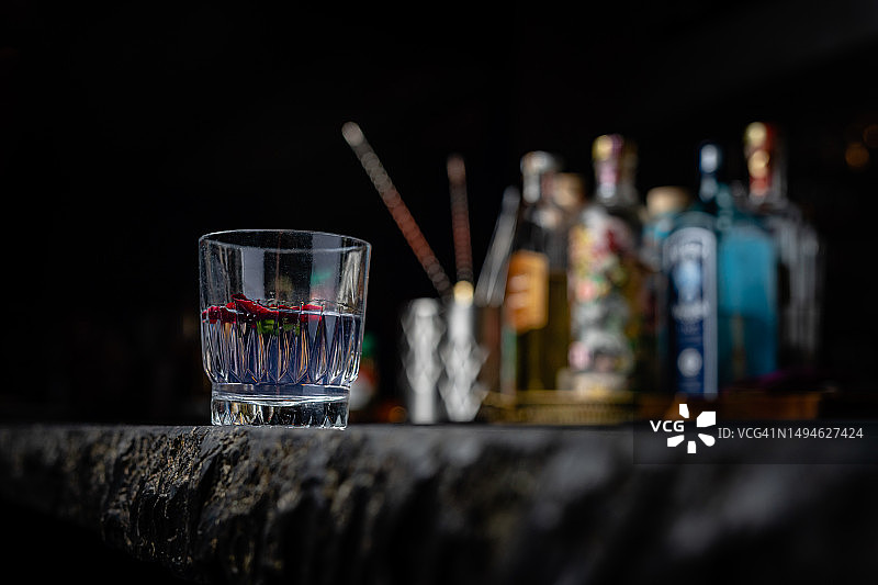 吧台上静置的紫色紫水晶鸡尾酒图片素材