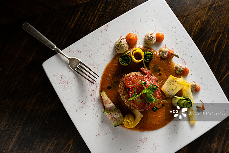 方形白盘美食的俯视照片图片素材