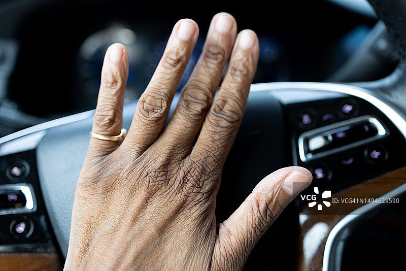 黑人女性的手放在汽车喇叭上图片素材