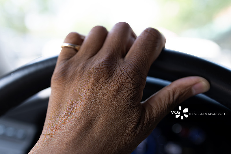 握着方向盘的黑人女性的手图片素材