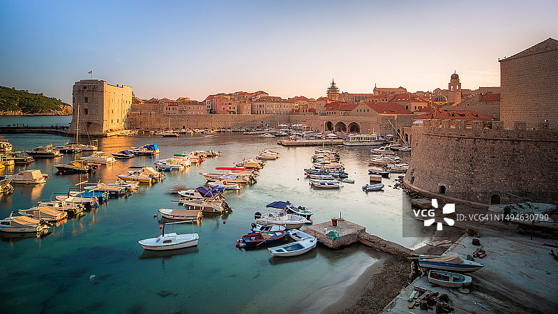 杜布罗夫尼克老城古老港口日落景色图片素材