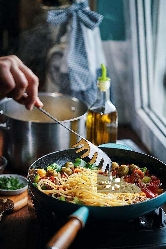 准备地中海罐装鲭鱼意面图片素材