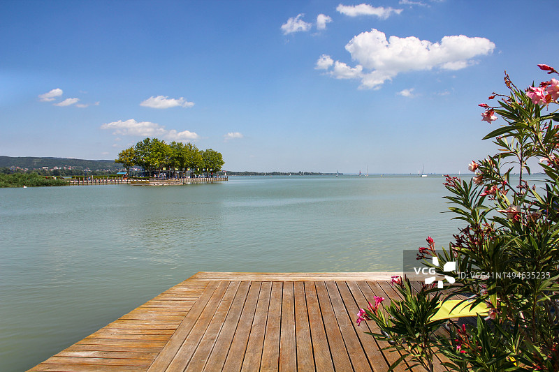 凯斯特海伊海滩上的巴拉顿湖、鲜花和船只港口图片素材
