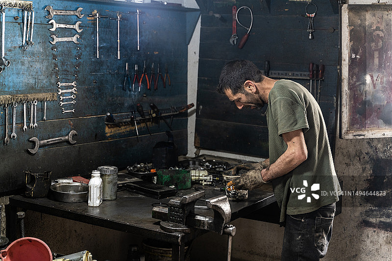 汽车行业师傅进行汽车保养和维修图片图片素材