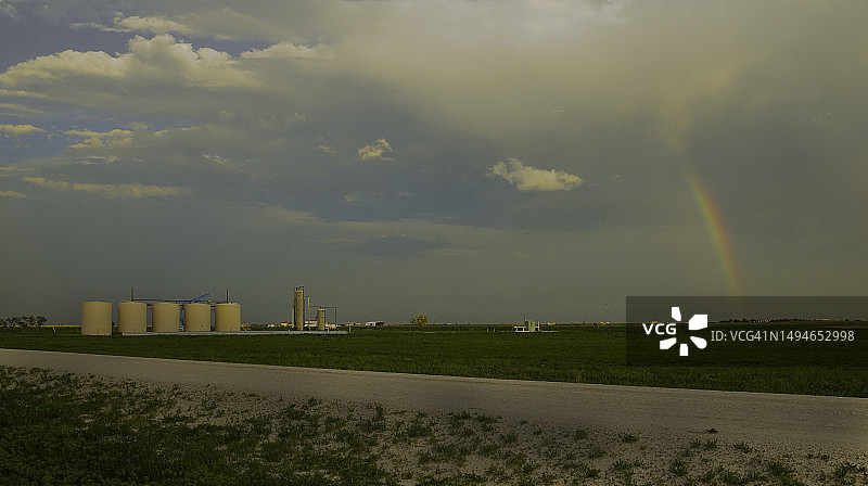 大平原上的彩虹风暴图片素材