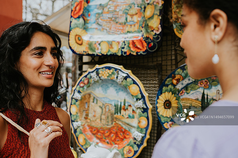 两名女人在意大利波西塔诺购物图片素材