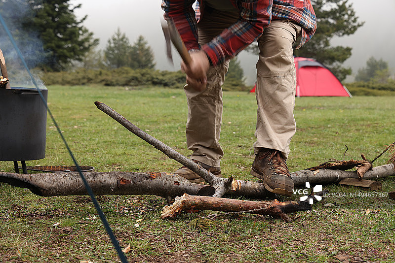 男子用斧头劈柴生火图片素材