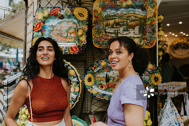 两名女人在意大利波西塔诺购物图片素材