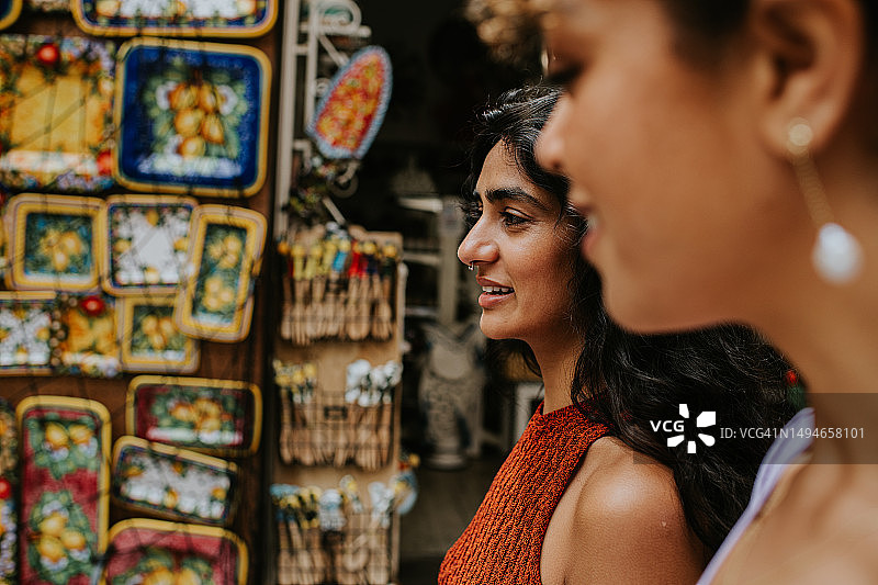 两名女人在意大利波西塔诺购物图片素材