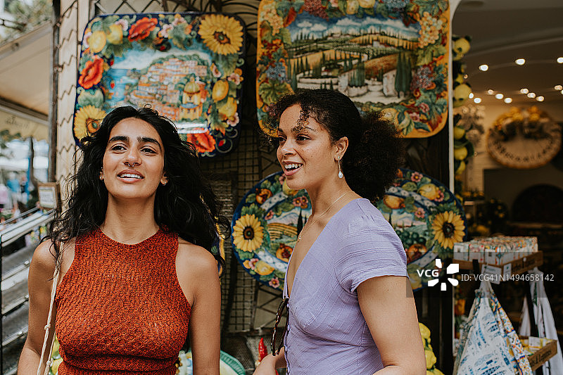 两名女人在意大利波西塔诺购物图片素材