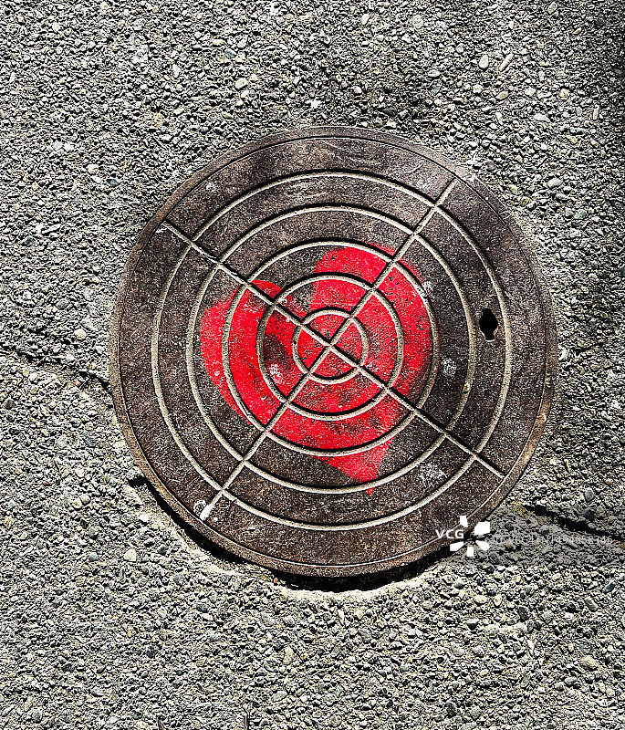 被腐蚀的水泥和井盖图片素材