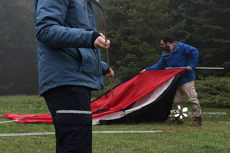 男子在山中搭建露营帐篷图片素材