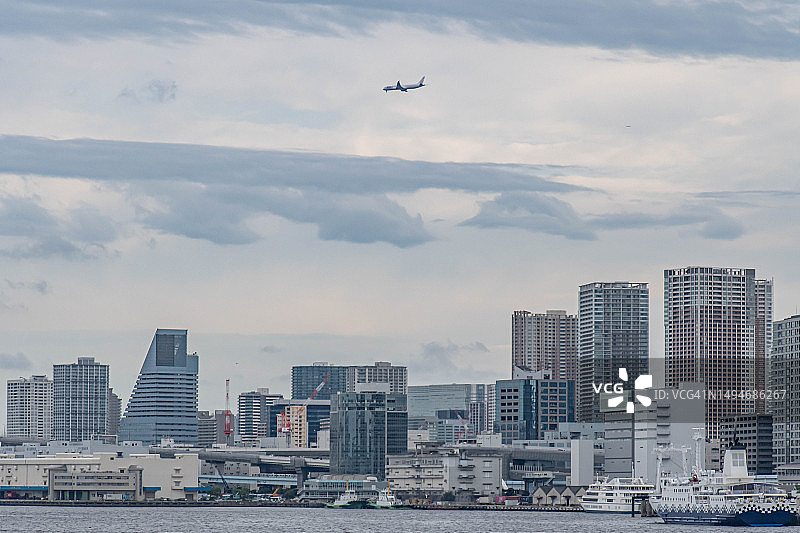 飞越日本东京上空的飞机图片素材