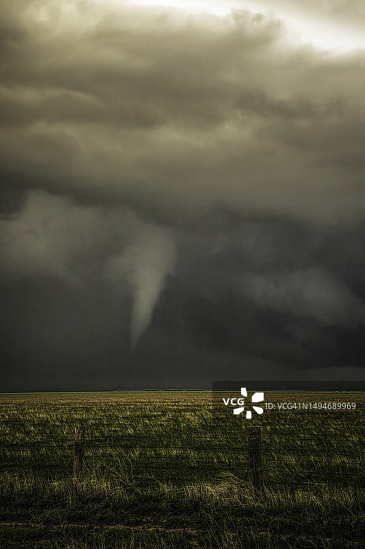 大平原上的龙卷风图片素材
