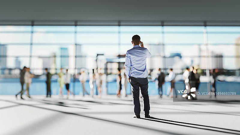 在办公楼大厅打电话的商务人士图片素材