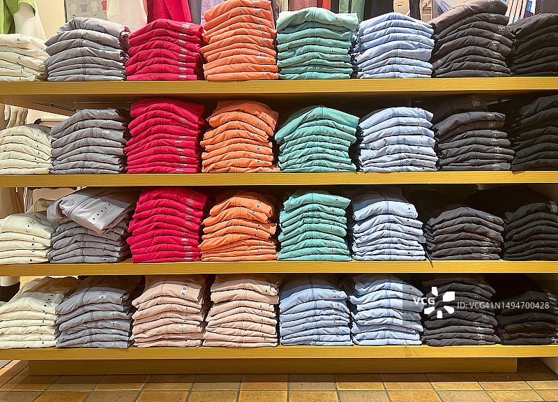 服装零售架的颜色变化图片素材