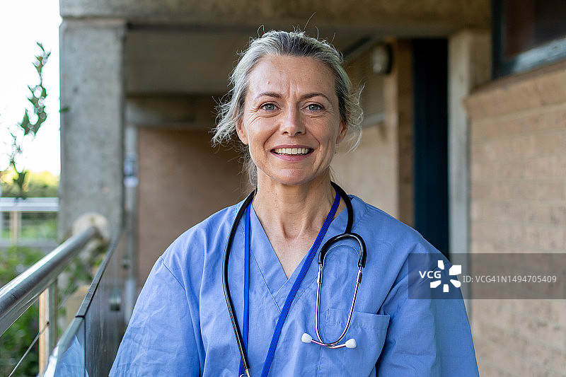 微笑的医生肖像图片素材