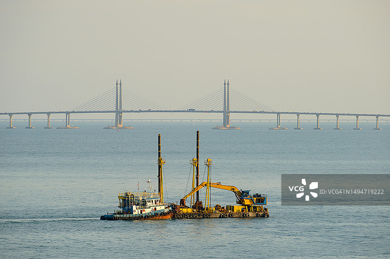 槟城大桥海上的起重船图片素材