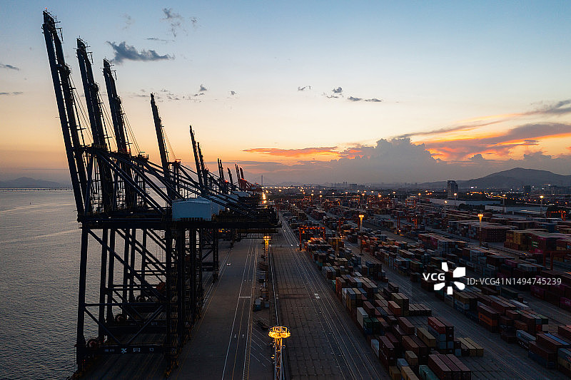 日落后的集装箱码头图片素材