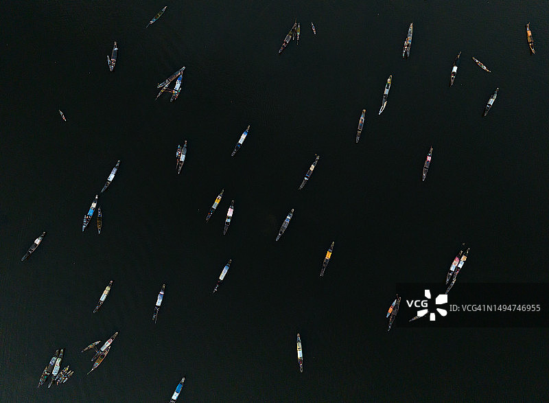 承天顺化省广 Loi 泻湖上的舢板船图片素材