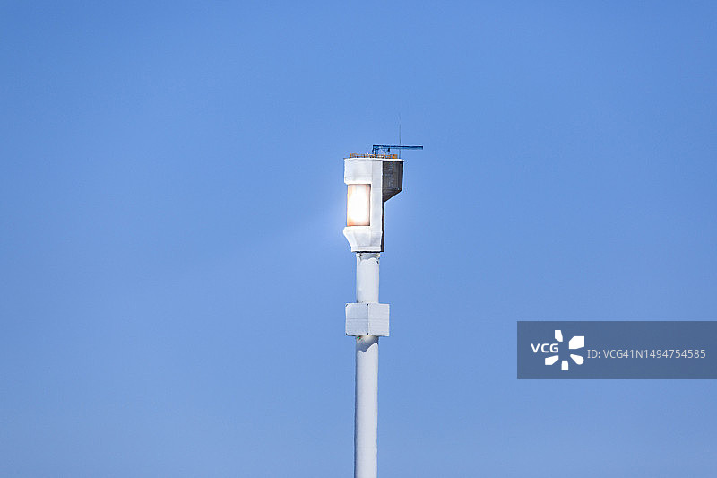 太阳能发电站：利用高耸的太阳能塔收集地面镜子的阳光，奥古斯塔港，南澳大利亚图片素材