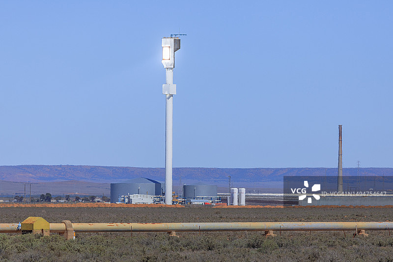 太阳能发电站：利用高耸的太阳能塔收集地面镜子的阳光，奥古斯塔港，南澳大利亚图片素材