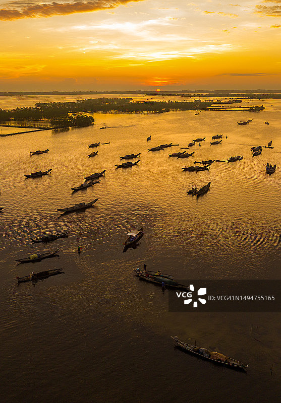 日出时分承天顺化省三江潟湖上的水上市场图片素材