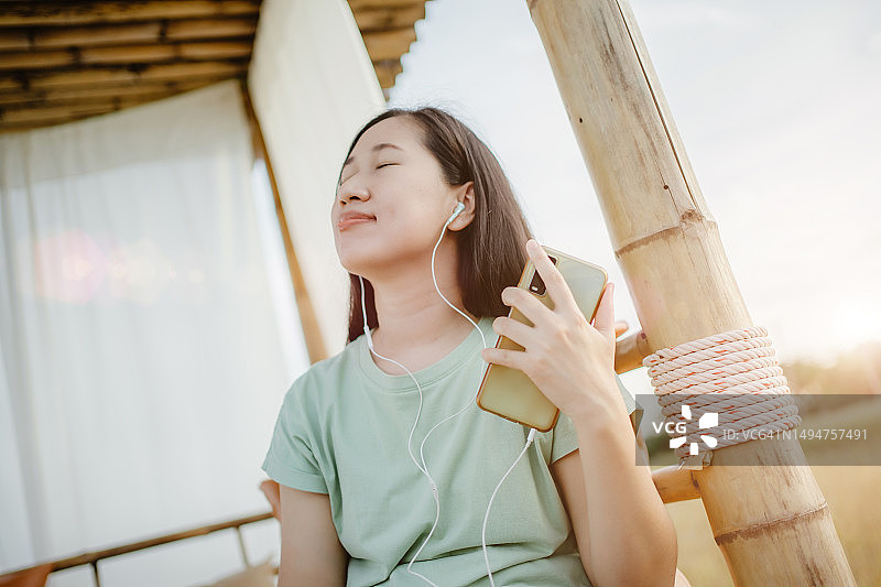 女人用智能手机享受大自然图片素材