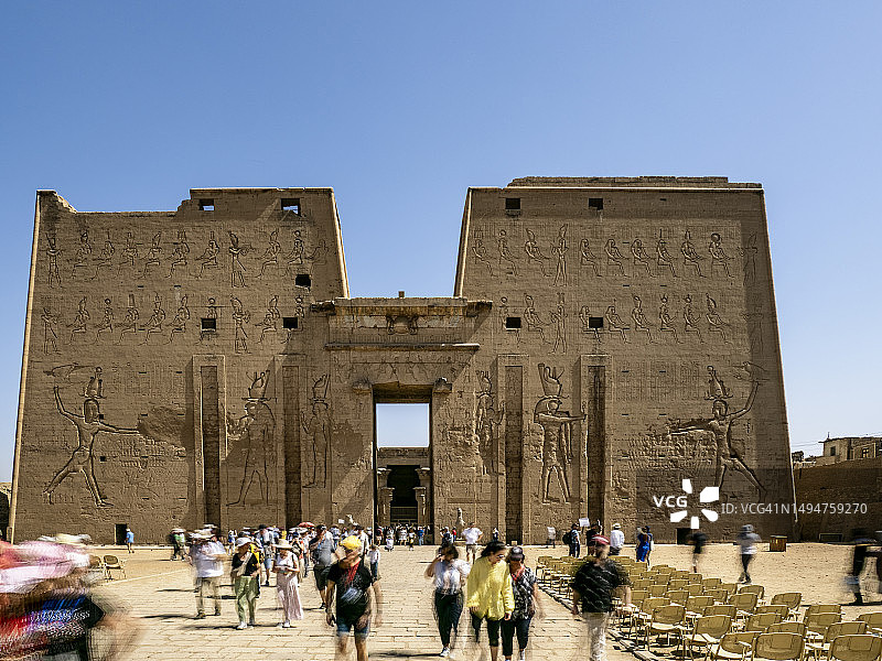 前往埃及埃德夫神庙的游客图片素材