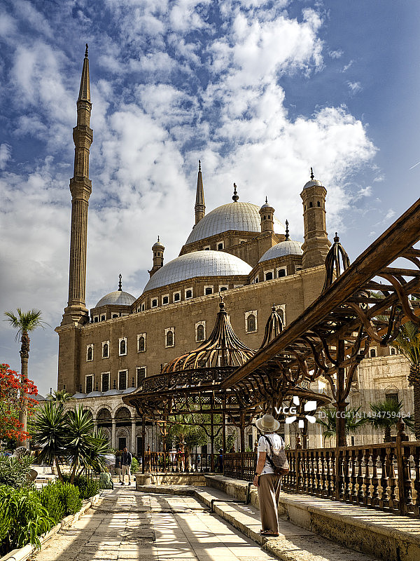 女游客凝视埃及开罗的穆罕默德·阿里清真寺图片素材
