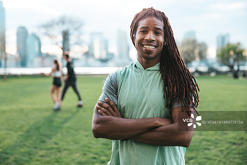 看着镜头摆姿势的辫发男人图片素材