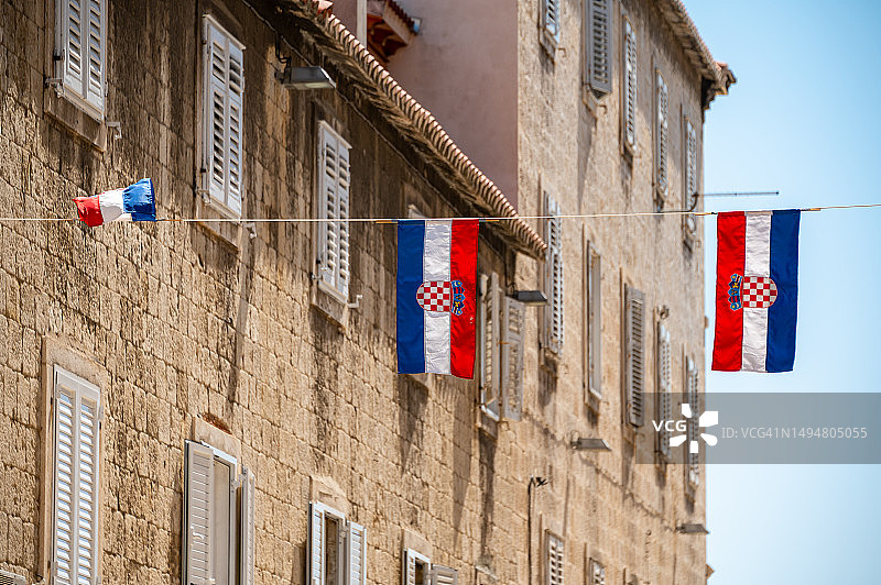 克罗地亚斯普利特街道上的各国国旗图片素材