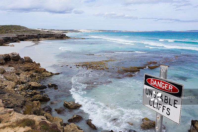 不稳定的悬崖警告标志，位于南澳大利亚艾尔半岛图片素材