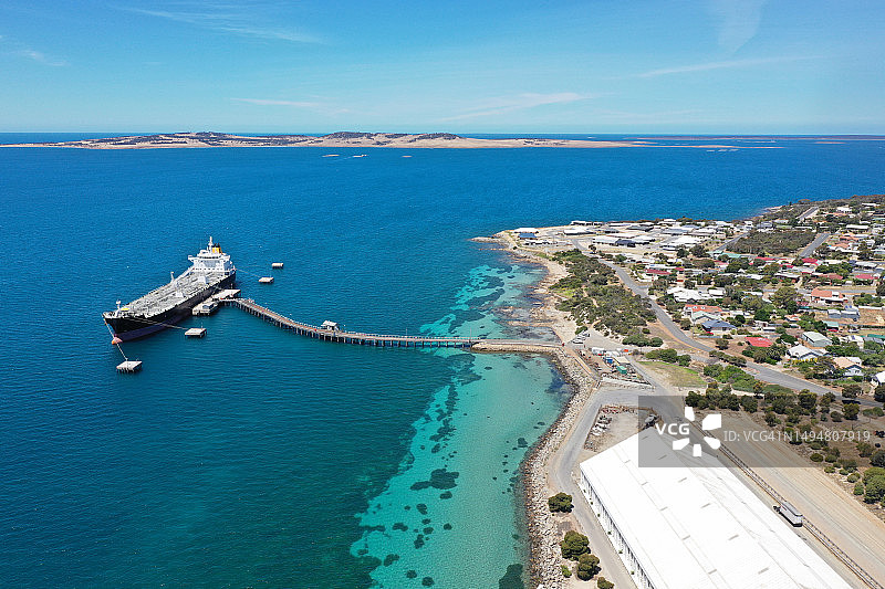 柯顿角码头：油轮在波士顿湾卸载油料，南澳大利亚林肯港艾尔半岛图片素材