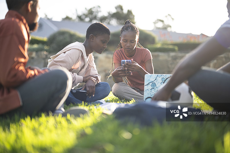我们的学习小组使用智能设备进行研究图片素材
