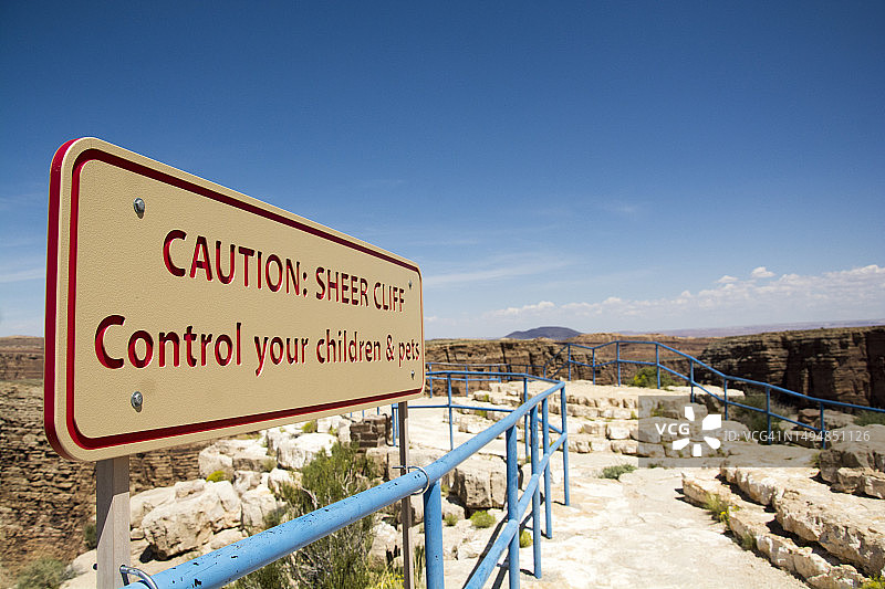 “注意：悬崖峭壁。请照看好您的孩子和宠物”标志，美国科罗拉多州大峡谷图片素材