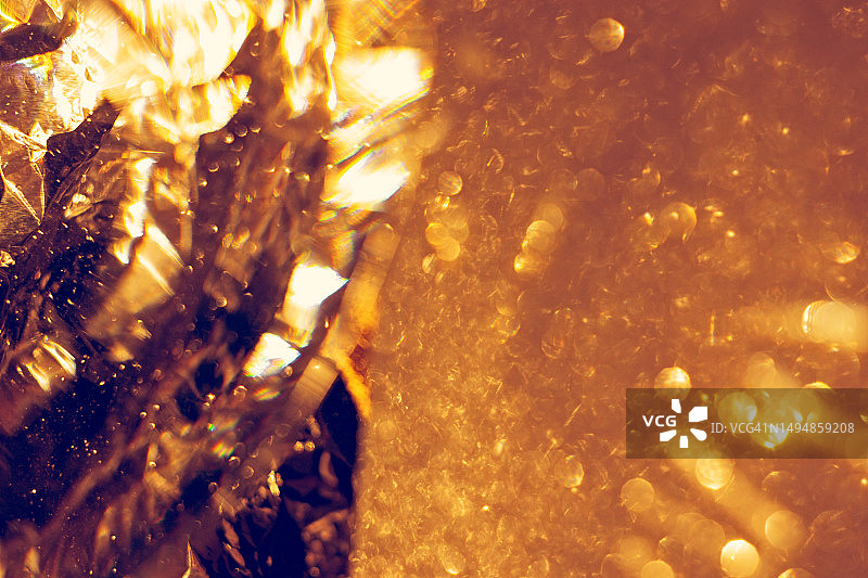 抽象闪光金色散景光背景：圣诞节新年奢华图案宏与阴影单元纹理图片素材