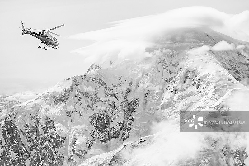 从德纳里看到的阿拉斯加弗 Foraker 山，前景为直升机图片素材