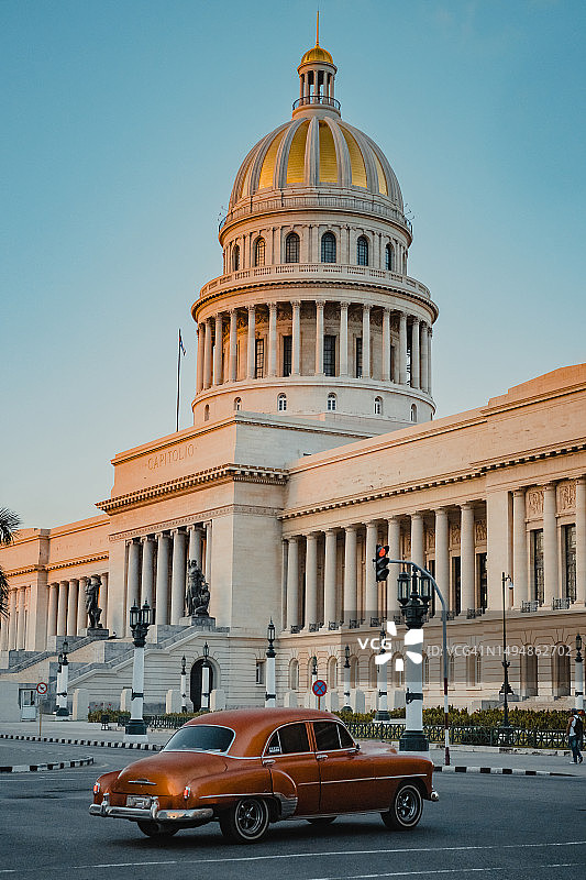 古巴哈瓦那国会大厦前的汽车图片素材